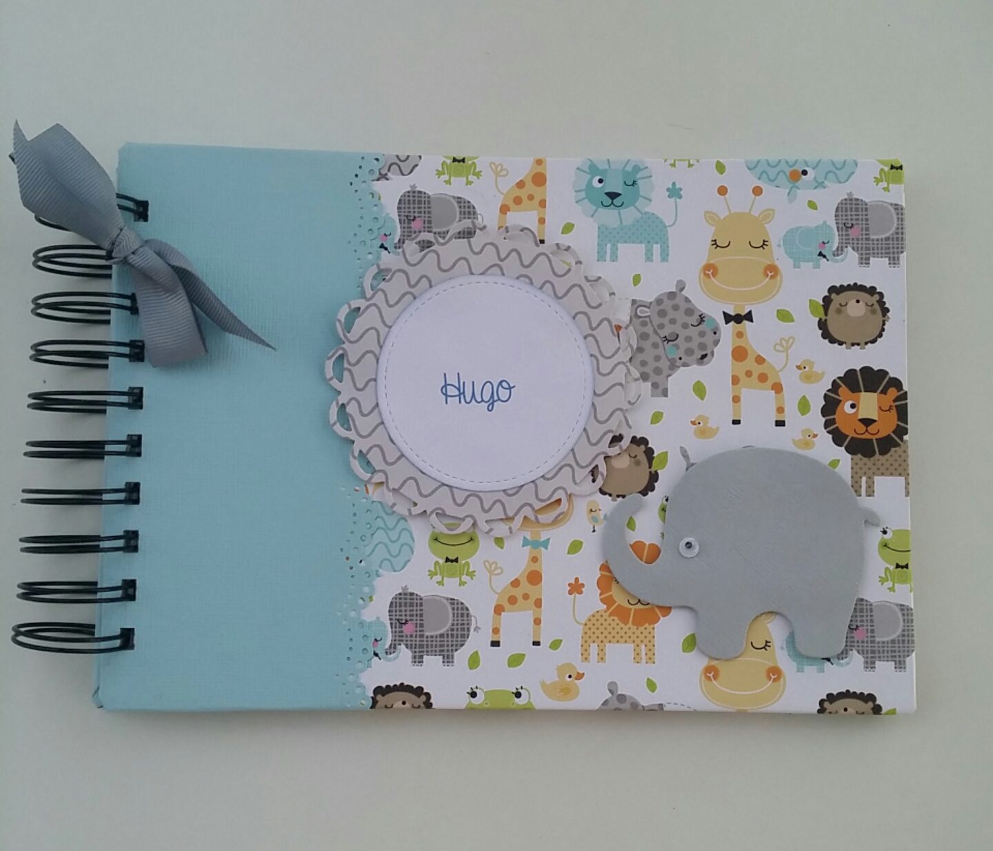 Mini álbum de bebe de scrapbook para Hugo en tonos azules