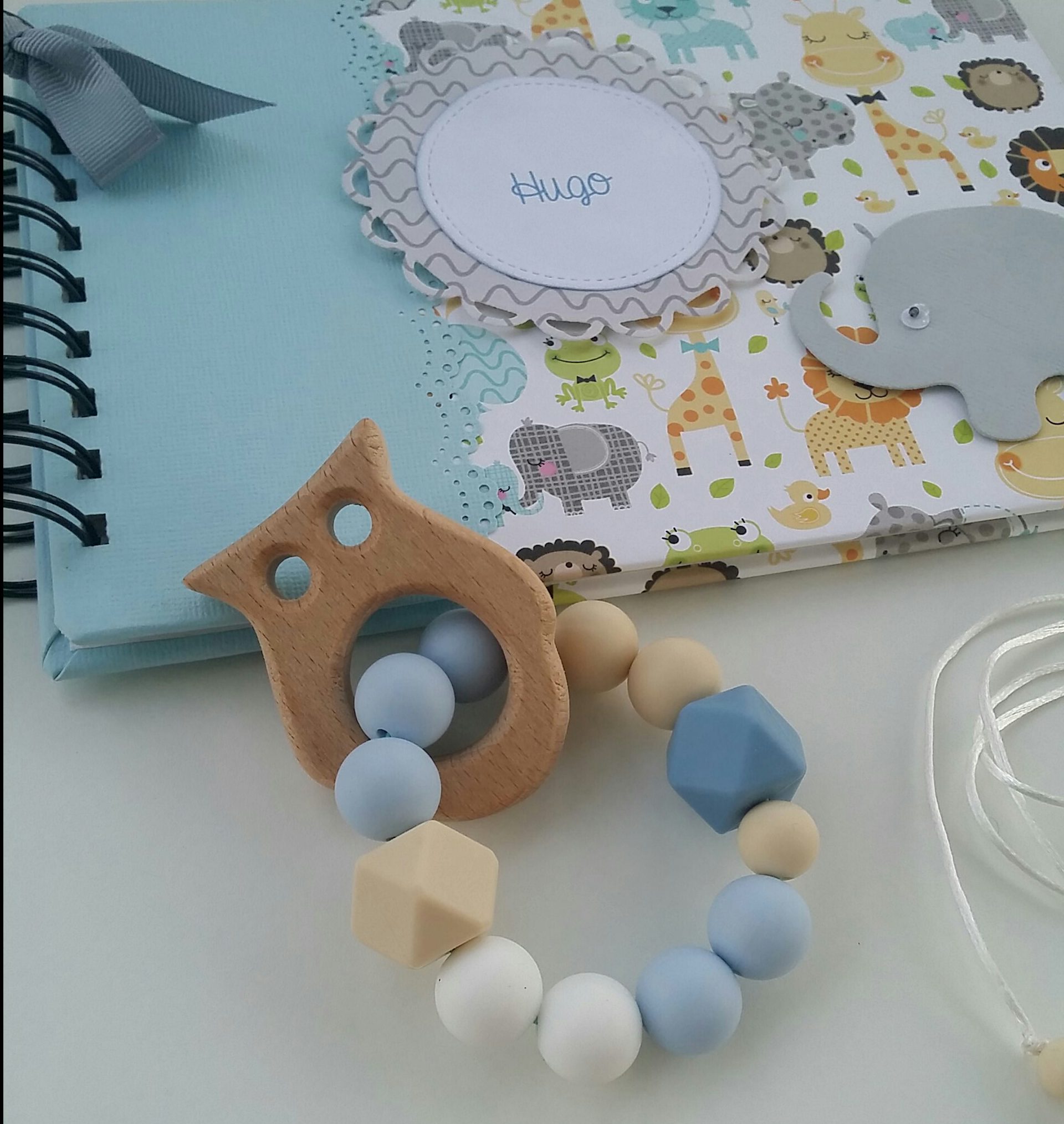 Mini álbum de bebe de scrapbook para Hugo en tonos azules