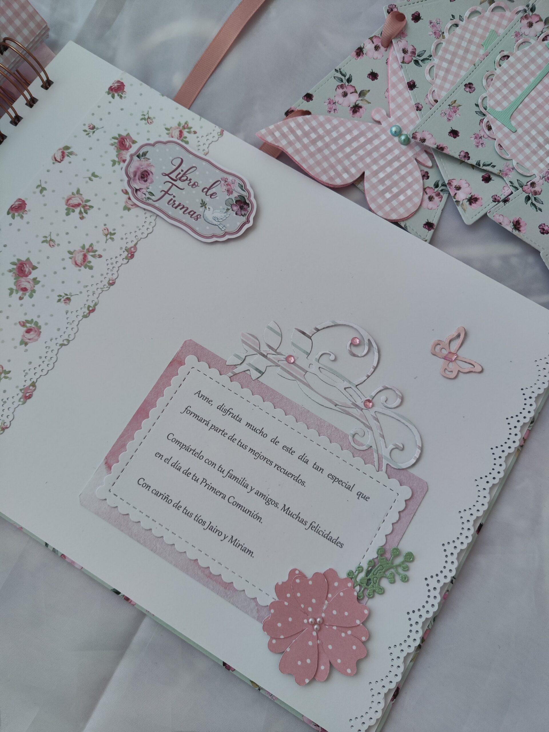 Libro Firmas Comunión pequeño con guirnalda de color rosa y verde
