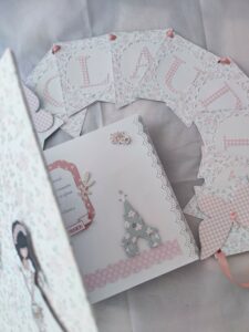 interior decorado del libro de comunión personalizado con tonos rosa y flores