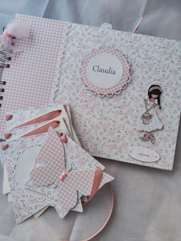 detalle de la portada del libro de comunión personalizado con nombre de Claudia y guirnalda a conjunto