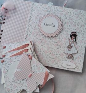 detalle de la portada del libro de comunión personalizado con nombre de Claudia y guirnalda a conjunto