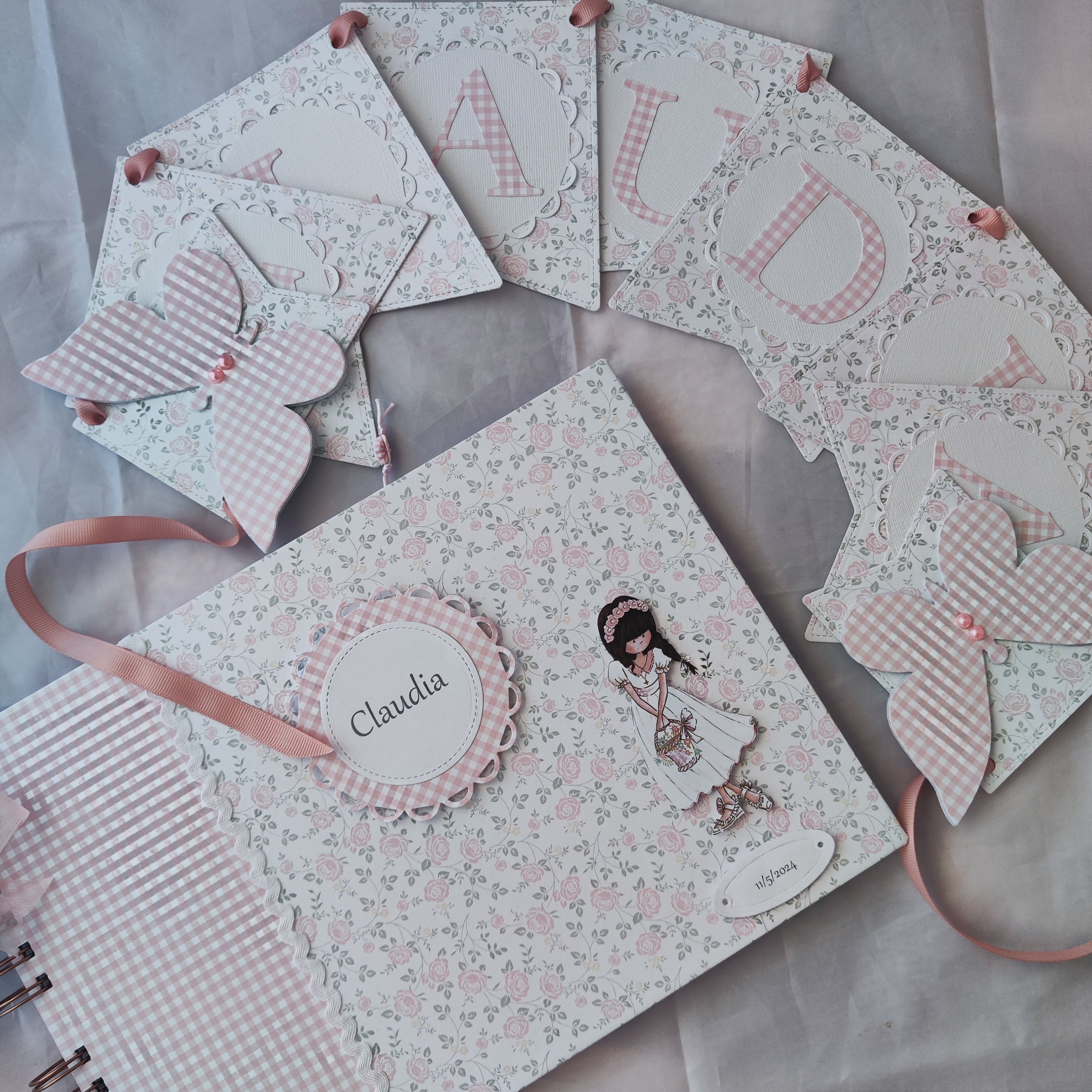 detalle de la portada del libro de comunión personalizado con nombre de Claudia