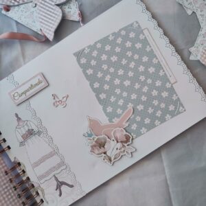detalle de mariposas troqueladas en el libro de comunión personalizado