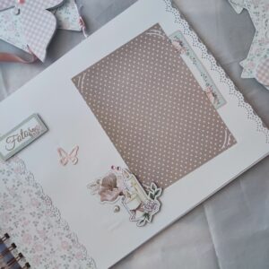 libro de comunión personalizado para niña con guirnalda a conjunto